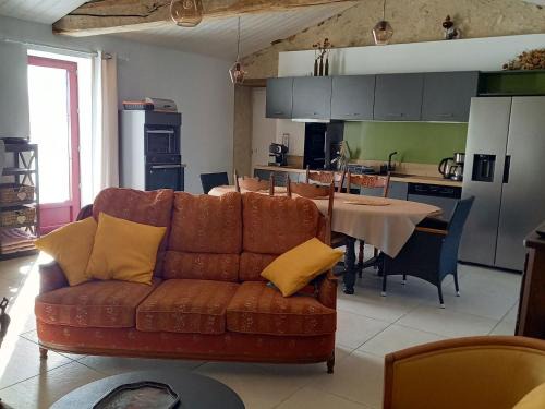 Challans-Gois Communaute House | Gîte rénové avec piscine chauffée et jardin clos, à proximité des plages et de la campagne bio. - FR-1-426-531