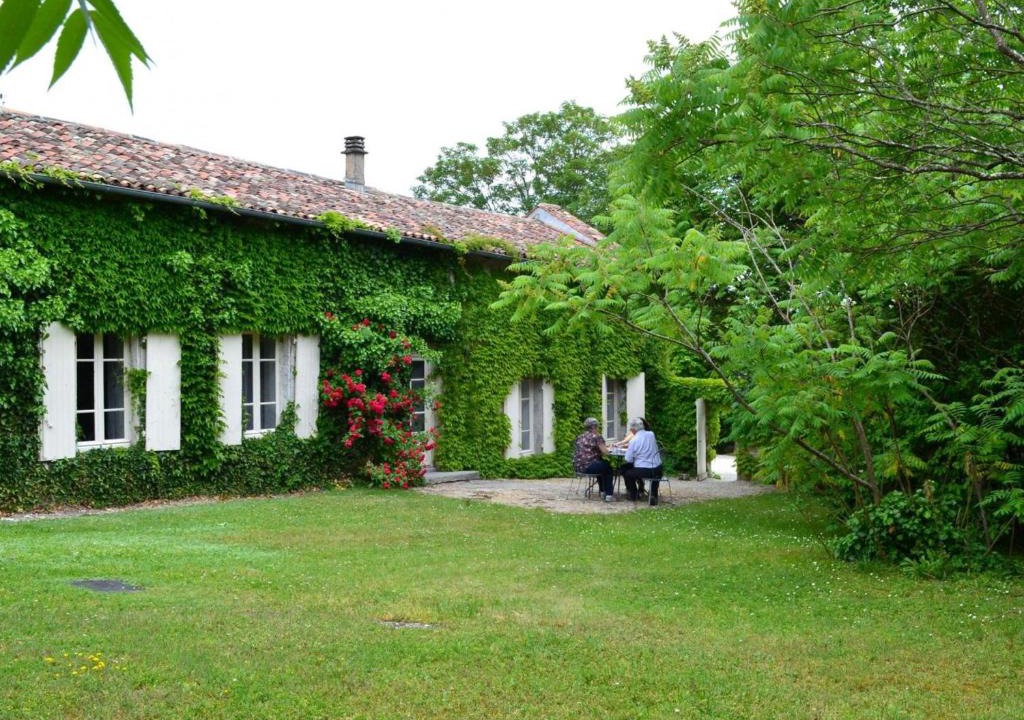 Lignieres-Sonneville House | Gîte spacieux avec jardin, piscine, cheminée, et équipements bébé au cœur des vignes du Cognac - FR-1-653-59