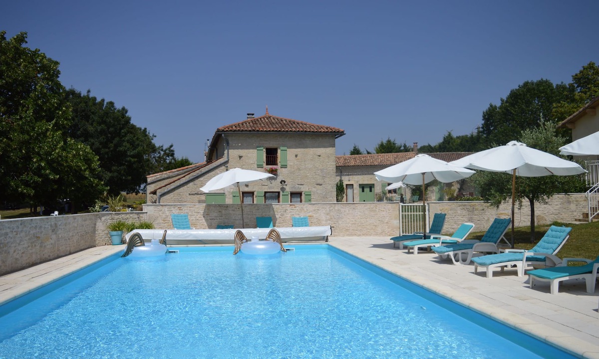 Saint-Pierre-d'Amilly House | Gite Sunflowers: for 5 people at the Domaine de Pegon in the countryside.