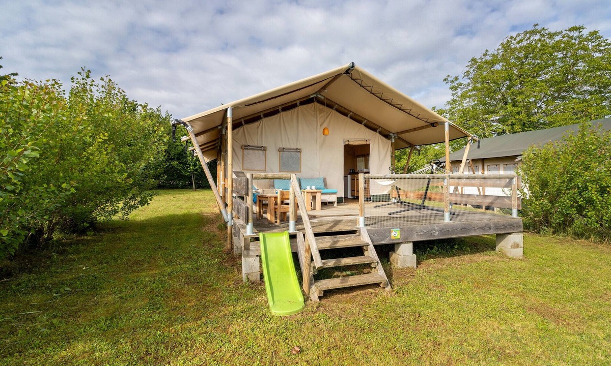 Jayac RV Rental | Glamping 'Safarilodge Standard 4 Pers' with Private Terrace & Wi-Fi