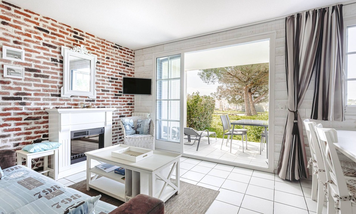 Bourgenay Apartment | Golf View Apartment, Port Bourgenay – Near Sea and Forest