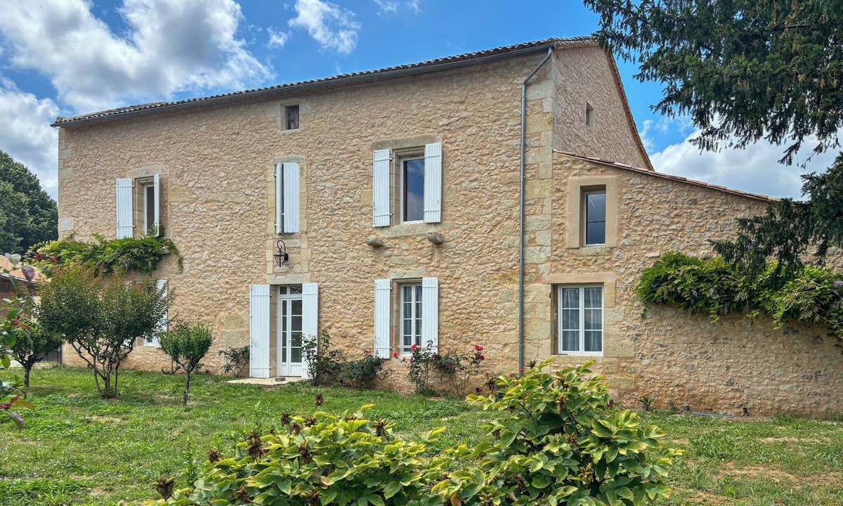 Pujols House | Gorgeous 5-bedroom country house in charming Pujols awaits you
