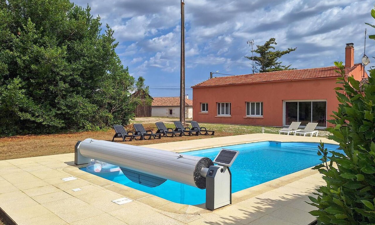 Civrac-en-Medoc House | Gorgeous home in Civrac-en-Médoc with WiFi