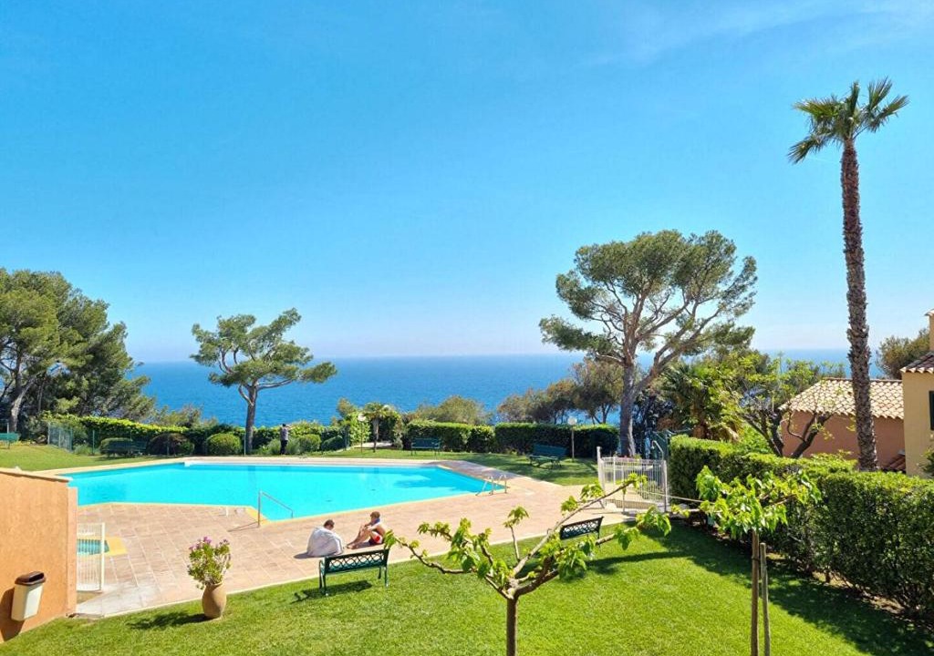 Saint-Mandrier-sur-Mer Apartment | Grand appartement, 3 chambres, très bonne literie, résidence avec piscine à Pin Rolland