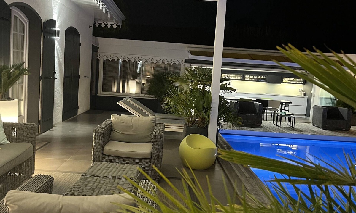 Andernos-les-Bains House | Grand Standing air-conditioned family home with heated spa pool and sauna.
