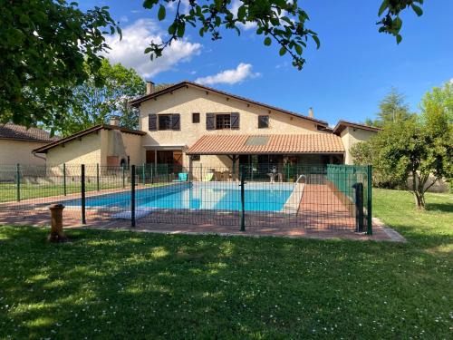 Carignan-de-Bordeaux House | Grande Maison Familiale avec Piscine Clôturée, Idéale Enfants, Proche Bordeaux