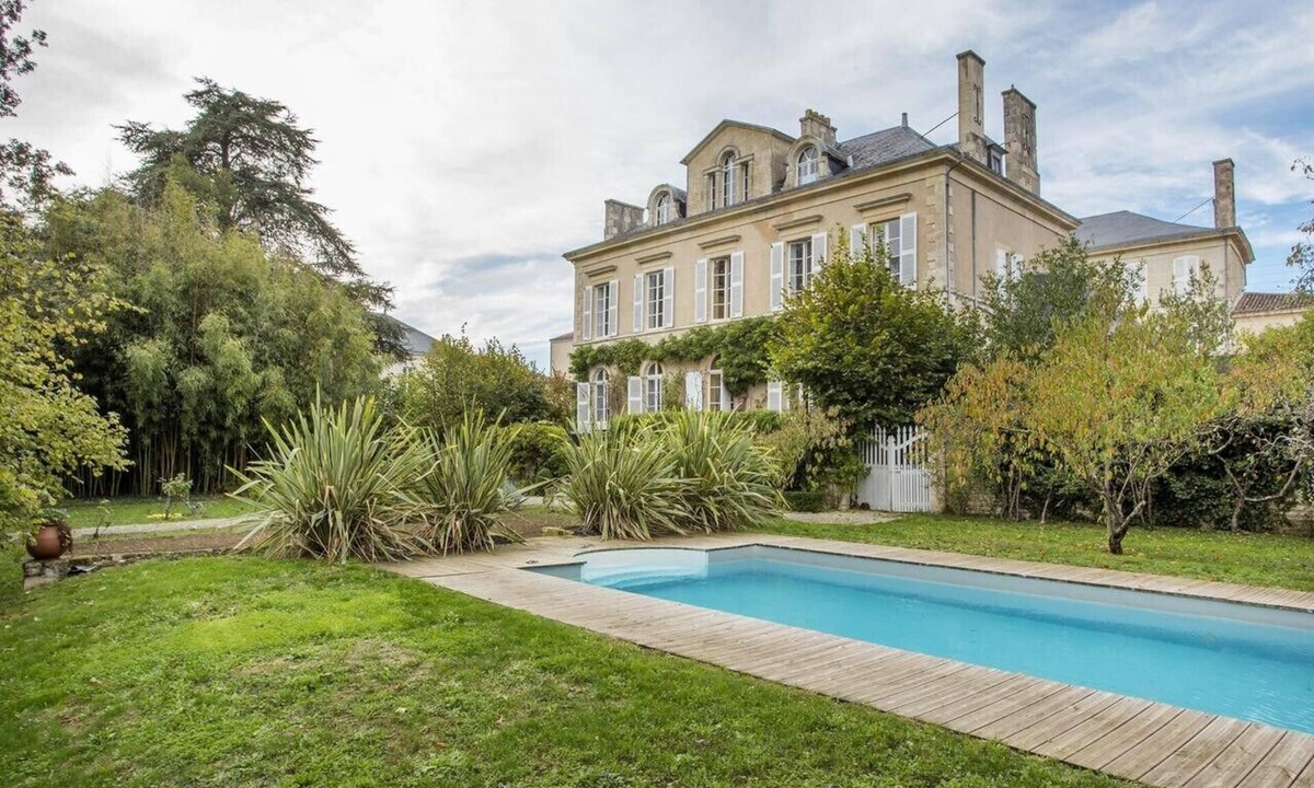 Fontenay-le-Comte Bed & Breakfast | Guest House 'Suite Oiseau Du Paradis' with Shared Pool, Wi-Fi and Air Conditioning