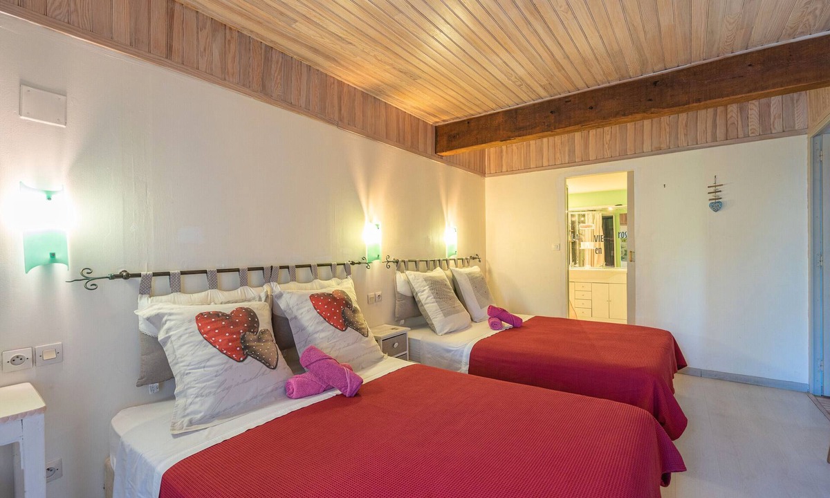 Marennes House | Guest Room 'Coup De Cœur' with Shared Terrace, Private Garden, and Wi-Fi