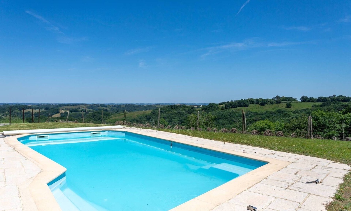 Viellesegure Bed & Breakfast | Guest Room at Domaine Cherps with Spa and Pool – Serenity
