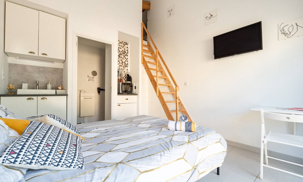 Saint-Savin Bed & Breakfast | Guest Room 'Chambre Famille' with Shared Pool, Terrace, and Air Conditioning