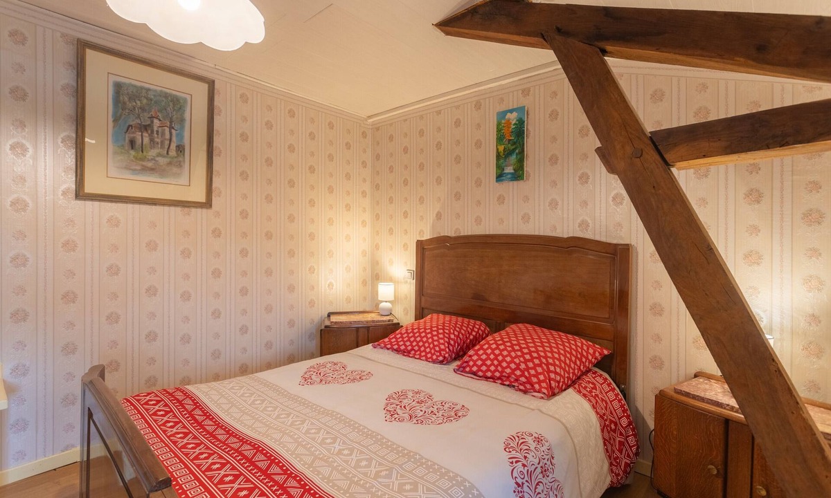 Saucede Bed & Breakfast | Guest Room 'Chambre Ossau' with Shared Garden and Wi-Fi