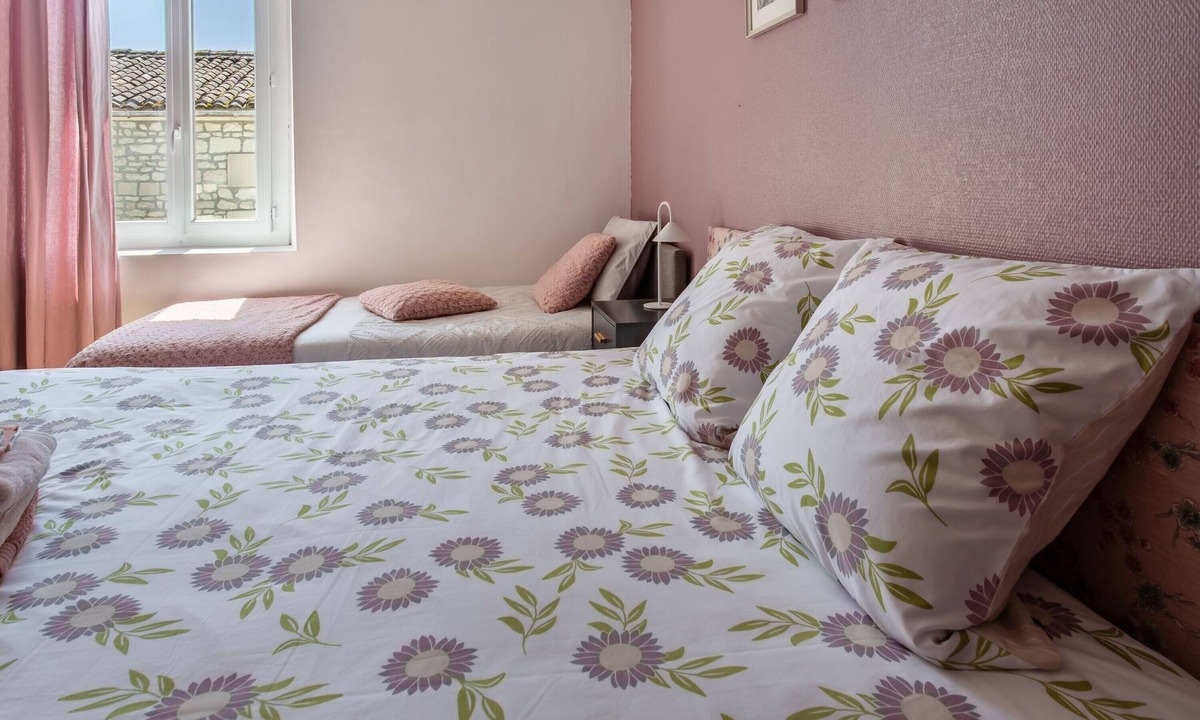 Cherac Bed & Breakfast | Guest Room "Chambre Pivoine-Demeure Olea" in Chérac
