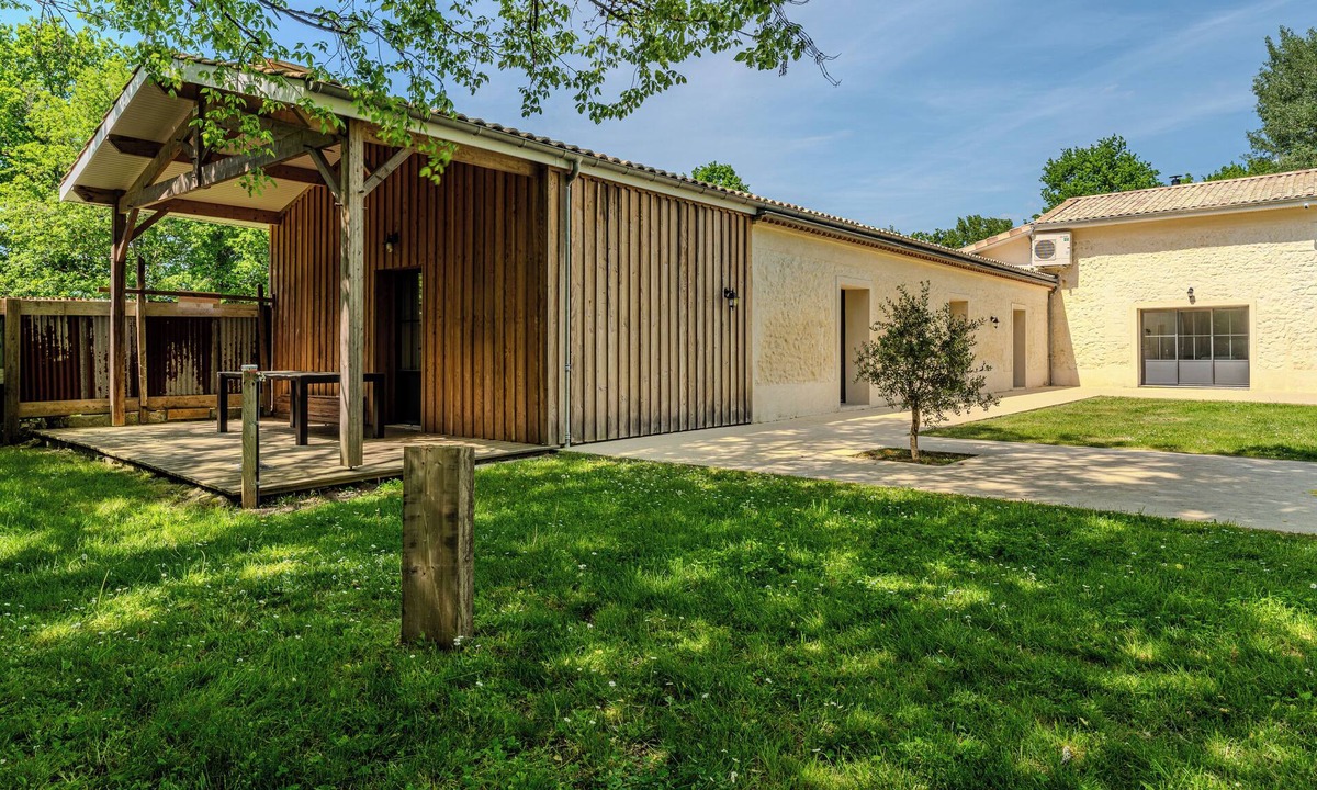 Gaillan-en-Medoc Villa | High-end group pool villa – between ocean and vineyards