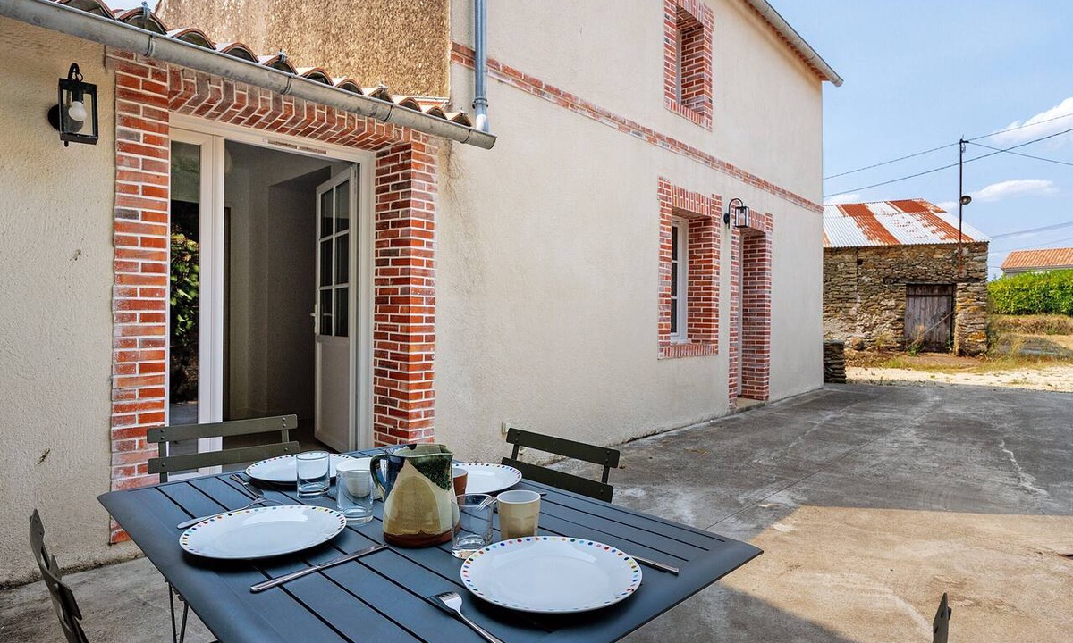 Saint-Etienne-de-Mer-Morte House | Holiday Home 'Maison La Petite Muraillère' with Private Terrace, Private Garden and Wi-Fi