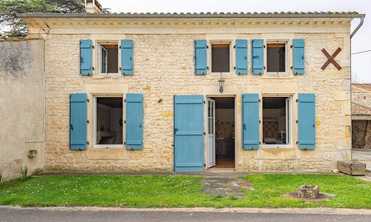 Saint-Simon-de-Pellouaille House | Holiday Home 'La Maison Charentaise' with Private Terrace and Wi-Fi