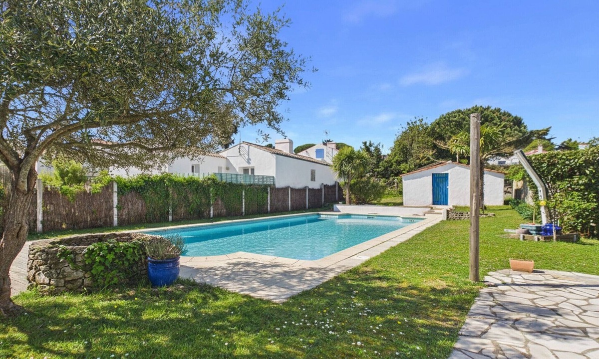 Barbatre House | Holiday for 8 with pool, sea ​300 m away