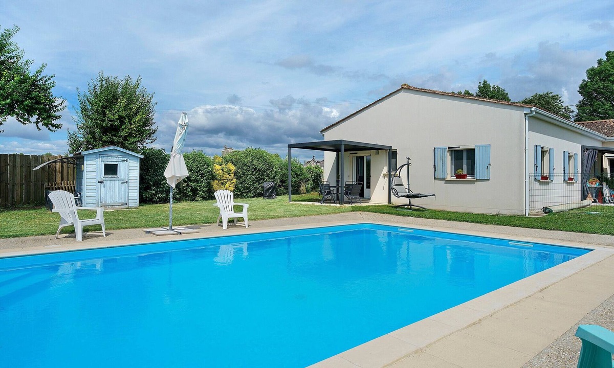 Saint-Ciers-du-Taillon House | Holiday Home "Le Cocon Taillonais" with Private Pool, Wi-Fi & Air Conditioning