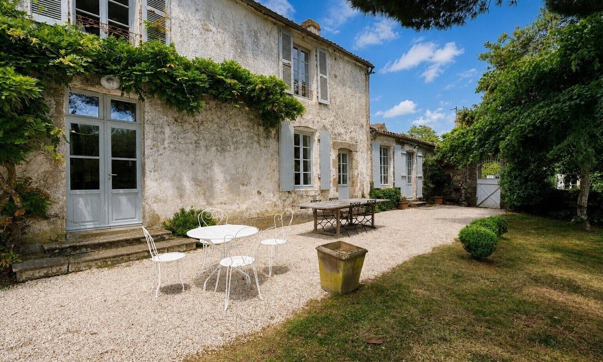 Saint-Etienne-du-Bois House | Holiday Home “Logis Vendéen, 40 min from the Sea” 14 Guests – Pool, Terrace & Wi-Fi