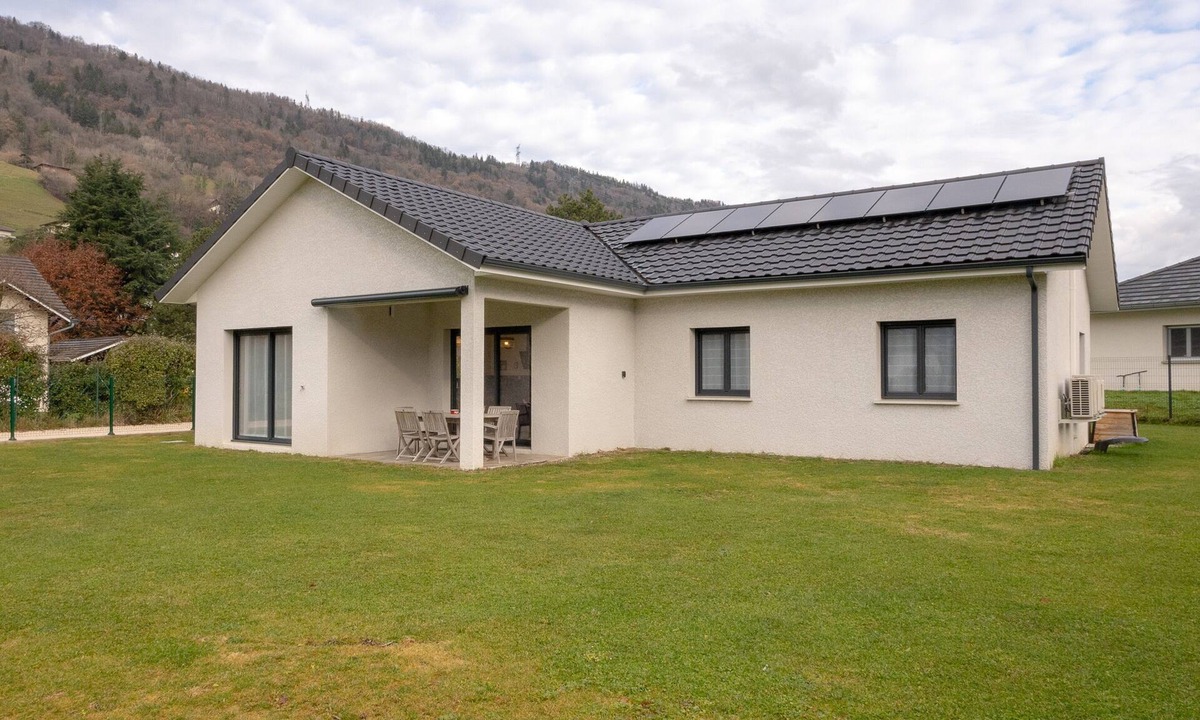 La Rochette House | Holiday Home 'Les Chaudannes' with Mountain View, Wi-Fi, and Air Conditioning