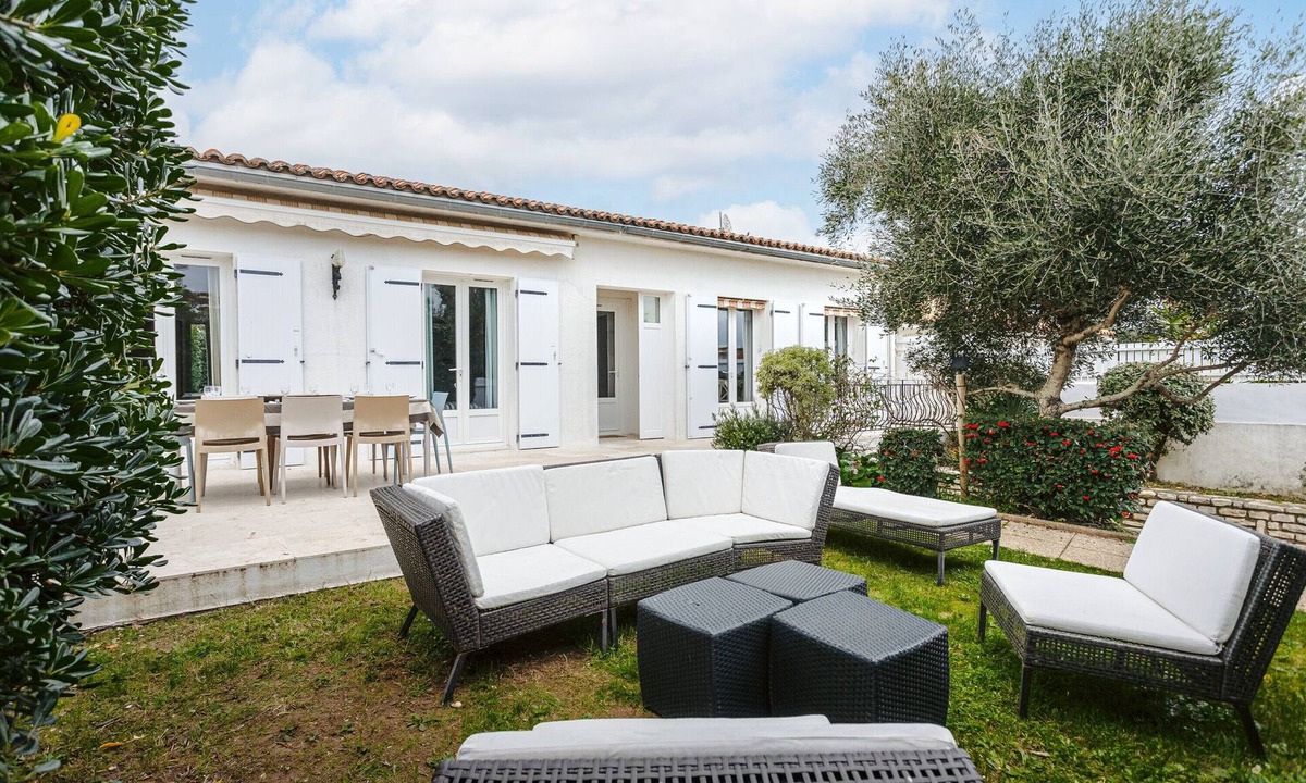Le Bois-Plage-en-Re House | Holiday Home 'Maison 120m2 Pres Centre Et Plages' with Terrace, Garden and Wi-Fi