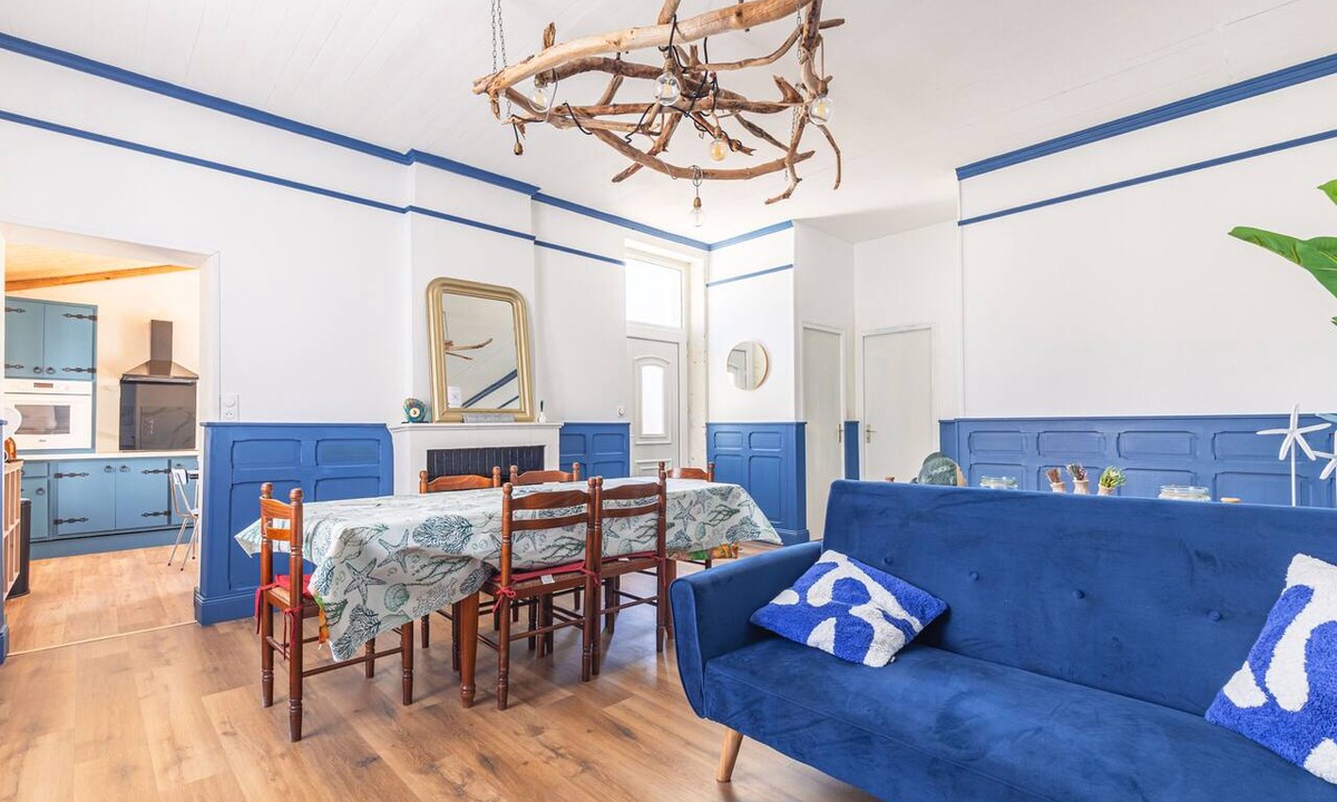 Le Chateau-d'Oleron House | Holiday Home “Maison Cosy Avec Cour” with Private Terrace and Garden