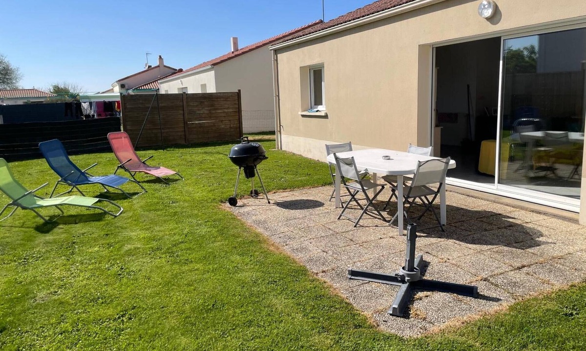 Les Landes-Genusson House | Holiday Home “Coeur vendéen - 16km from Puy du Fou” with Private Terrace, Garden & Wi-Fi