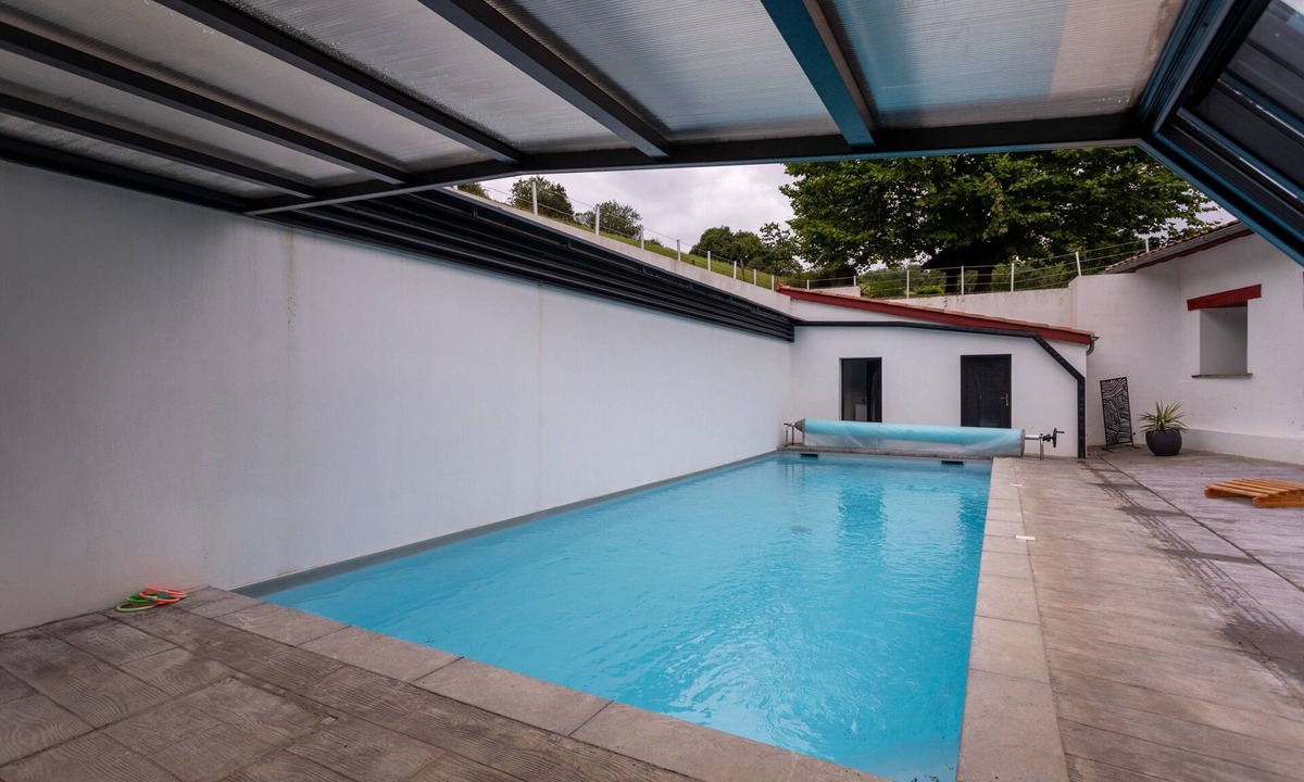 Isturits House | Holiday Home 'À Isturits Avec Piscine' with Shared Pool, Private Terrace and Wi-Fi
