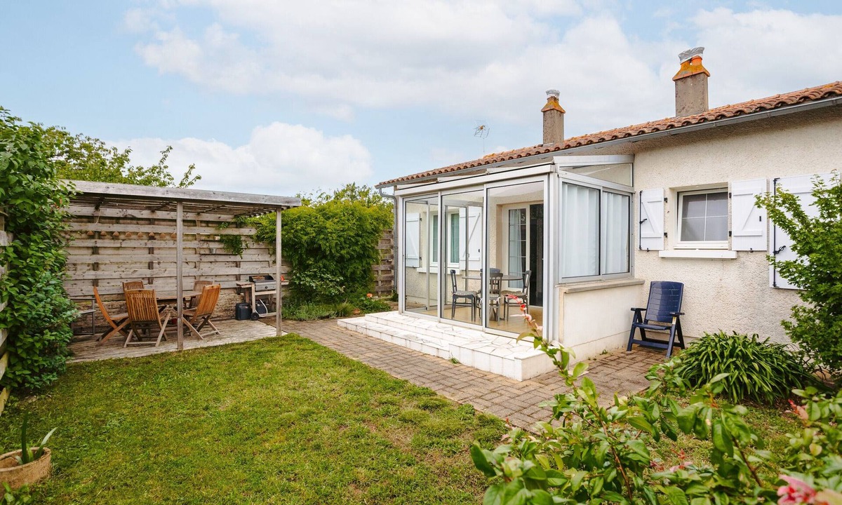 Salles sur Mer House | Holiday Home 'Cottage Chaleureux Proche Ocean' with Private Terrace, Wi-Fi and Air Conditioning