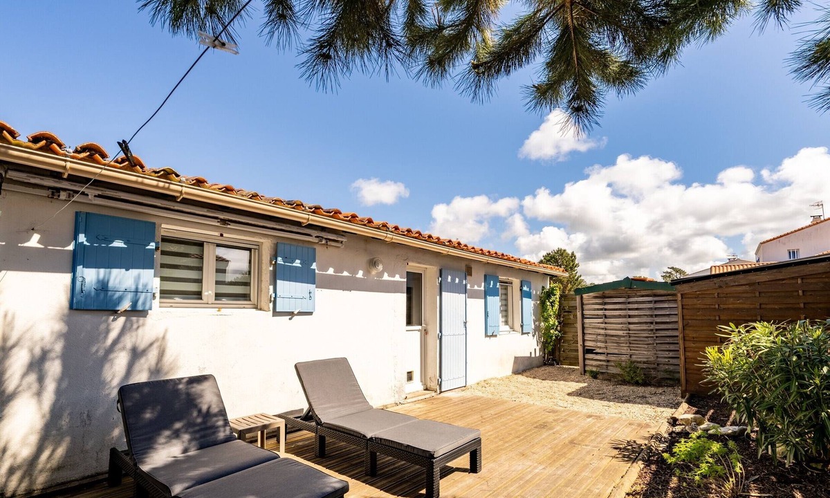 La Faute-sur-Mer House | Holiday Home "De Pêcheur Au Calme" with Private Terrace, Garden, and Wi-Fi