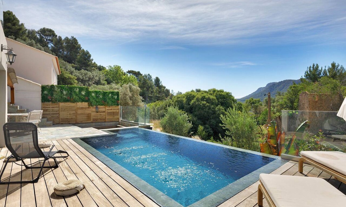 Le Revest-les-Eaux Villa | Holiday Home 'Alyana at the Foot of the Mountain' with Mountain View, Wi-Fi & Air Conditioning