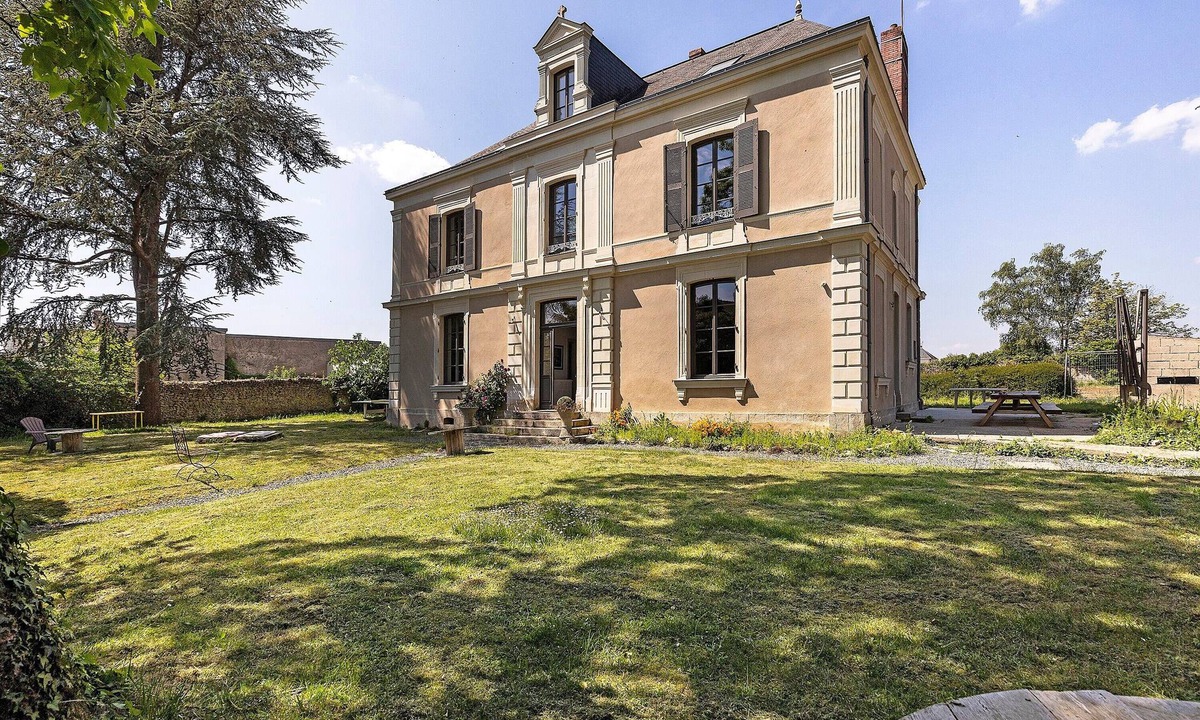 Chateauneuf-sur-Sarthe House | Holiday Home 'Sacré Gite - 15 Guests' with Private Terrace, Shared Garden & Wi-Fi
