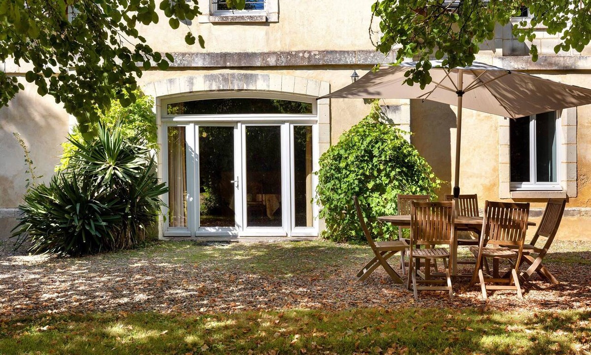 Faye-la-Vineuse House | Holiday Home 'Gite Bonnette, Val De Loire' with Shared Terrace, Shared Garden and Wi-Fi