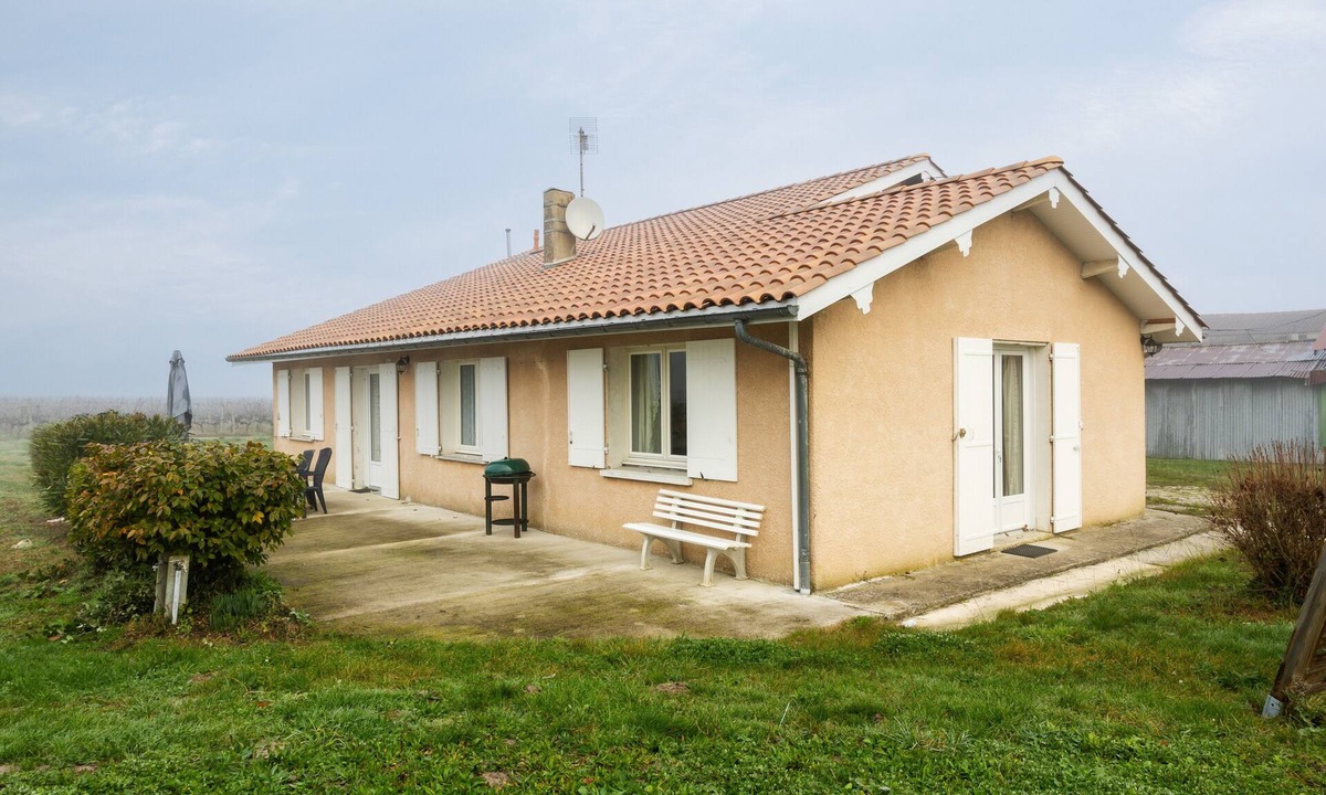 Langon House | Holiday Home 'Gite Du Maine' with Private Terrace, Garden and Wi-Fi