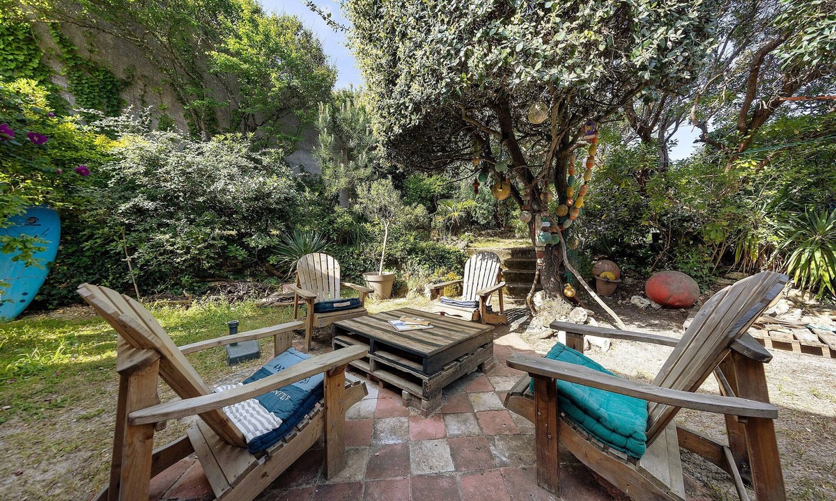 Hourtin House | Holiday Home in Hourtin Plage with Private Terrace, Garden, and Wi-Fi