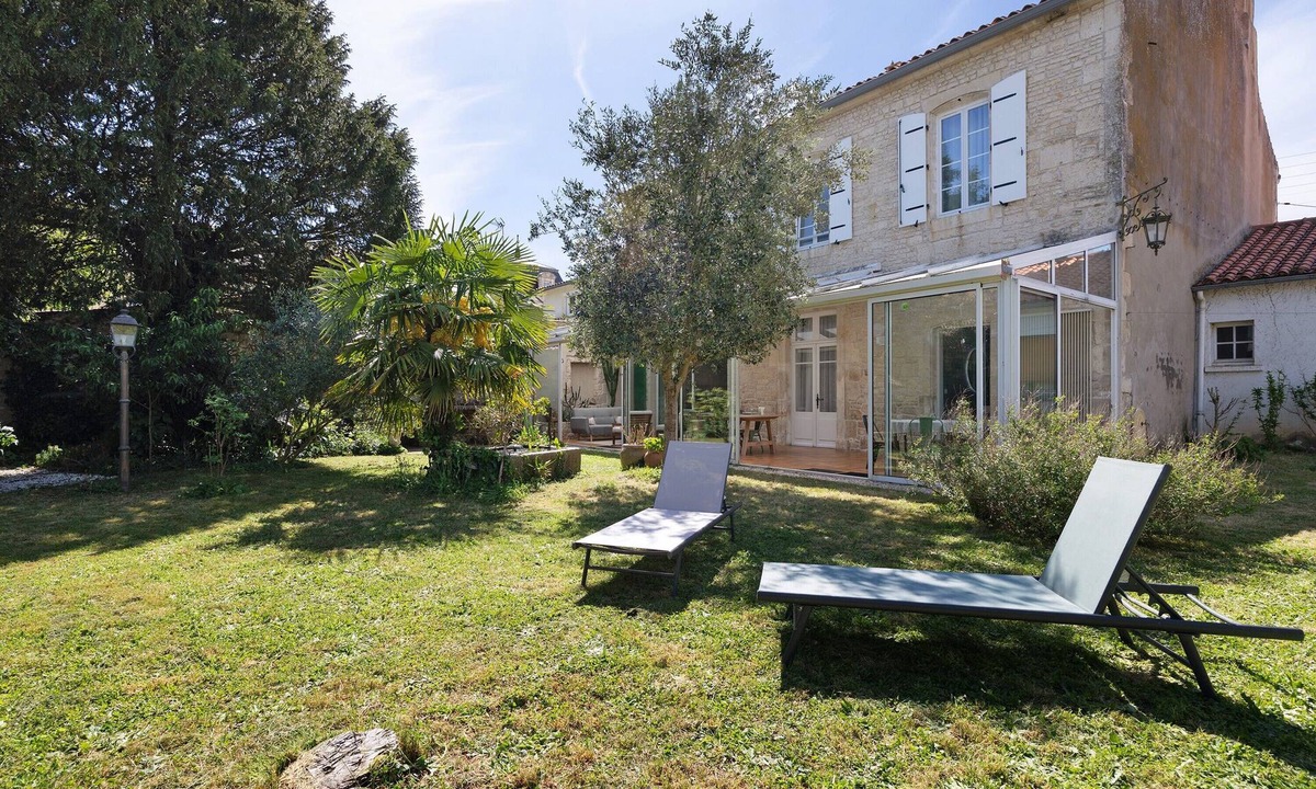 Lucon House | Holiday Home “La Maison De Famille” with Private Terrace, Garden & Wi-Fi