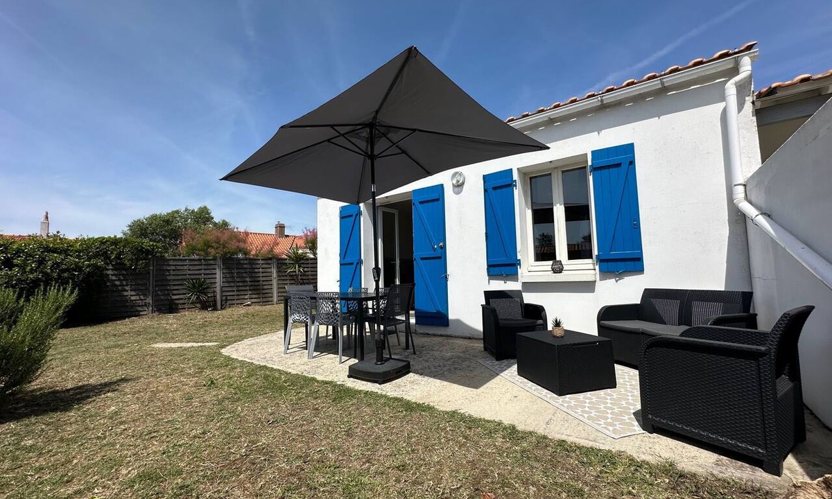 L'Epine House | Holiday Home “L’Epine Bleue” with Private Terrace, Garden & Wi-Fi