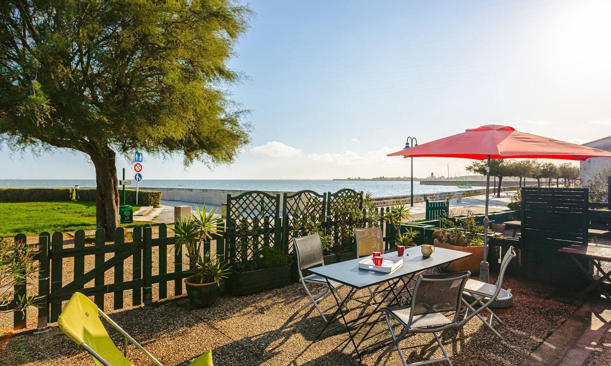 La Flotte House | Holiday Home 'Maison De La Côte' with Sea View, Private Terrace and Wi-Fi