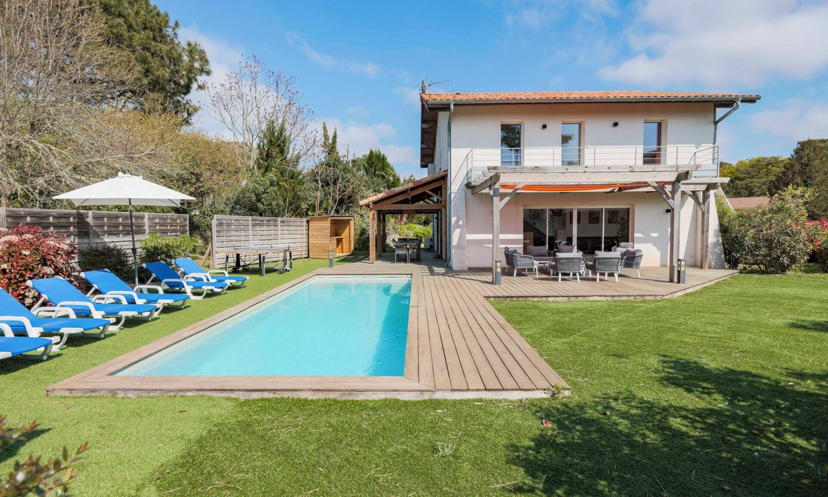 Soorts-Hossegor Villa | Hossegor! Villa 5 * and heated pool, lake and town center on foot!