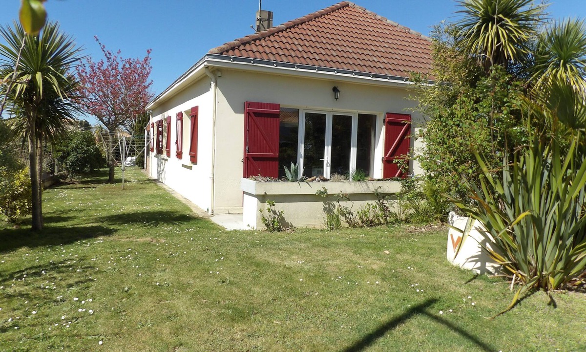 Tharon-Plage House | House 400 m from the beach and port, 5 people