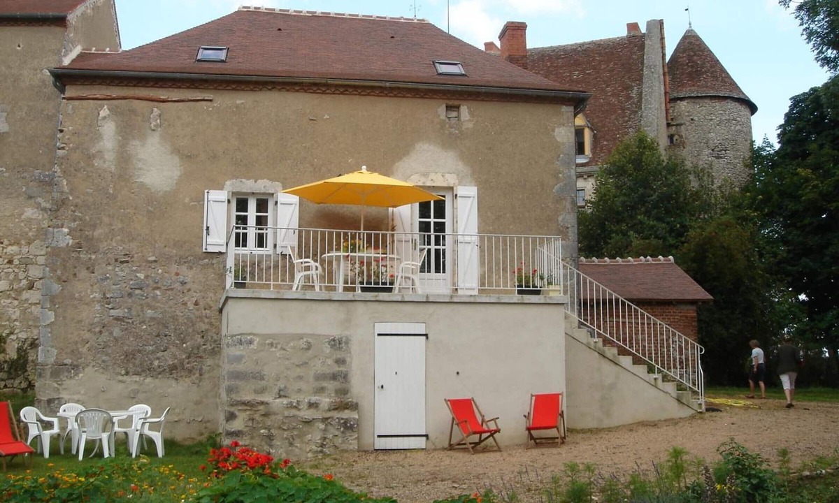 Ebreuil Cottage | Independent house with terrace, WIFI, garden, near castle