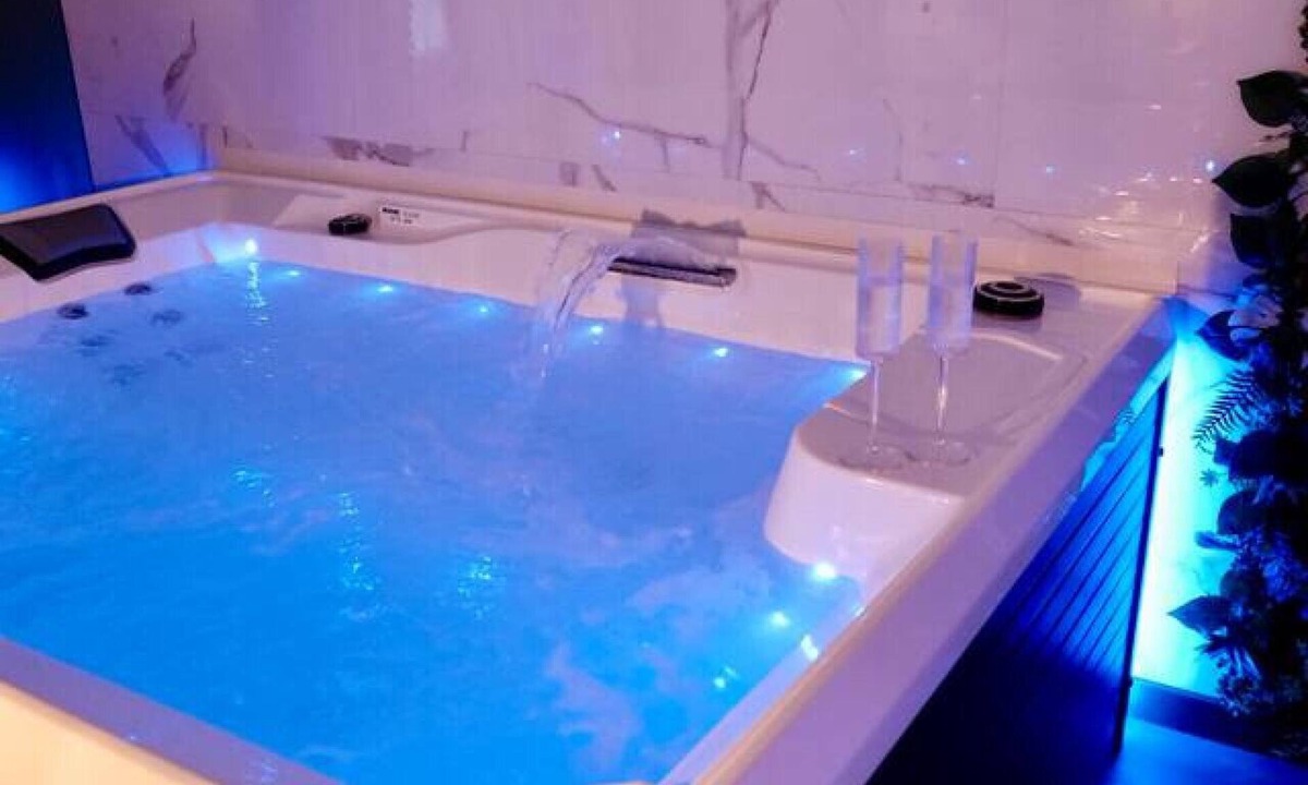 Saint-Yzan-de-Soudiac House | Jungle Room et son Jacuzzi
