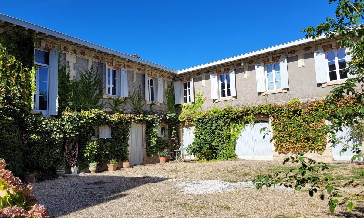 Bourg-sur-Gironde Bed & Breakfast | "L'Annexe de Camillac - Chambres d'hôtes Côtes Bourg Gironde" on the Vélodyssée