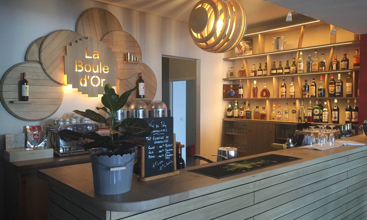 Barbezieux-Saint-Hilaire Hotel | La Boule d'Or