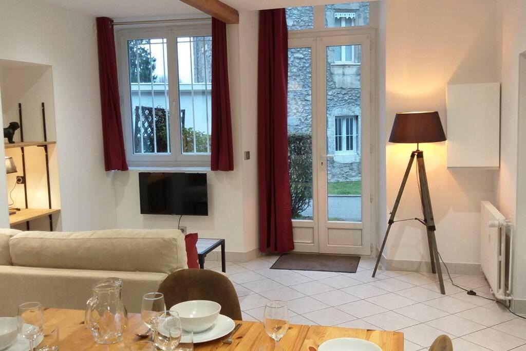 Challes-les-Eaux Apartment | La dépendance du château de Triviers.