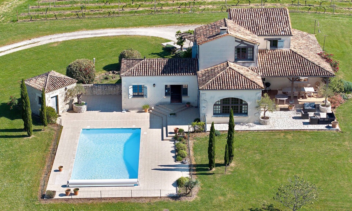 Villeneuve-de-Duras House | La Maison – Spacious Country Home with Pool and Lush Garden
