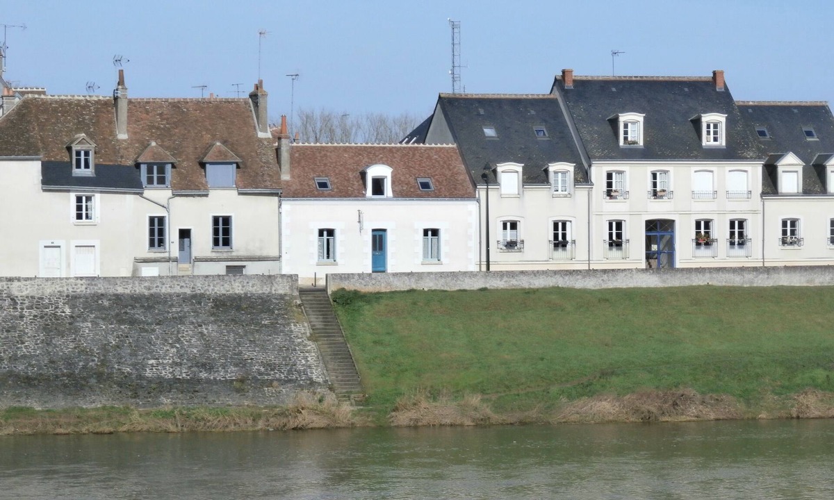 Amboise Apartment | LA PORTE BLEUE on the Île d'Or opposite the Château d'Amboise