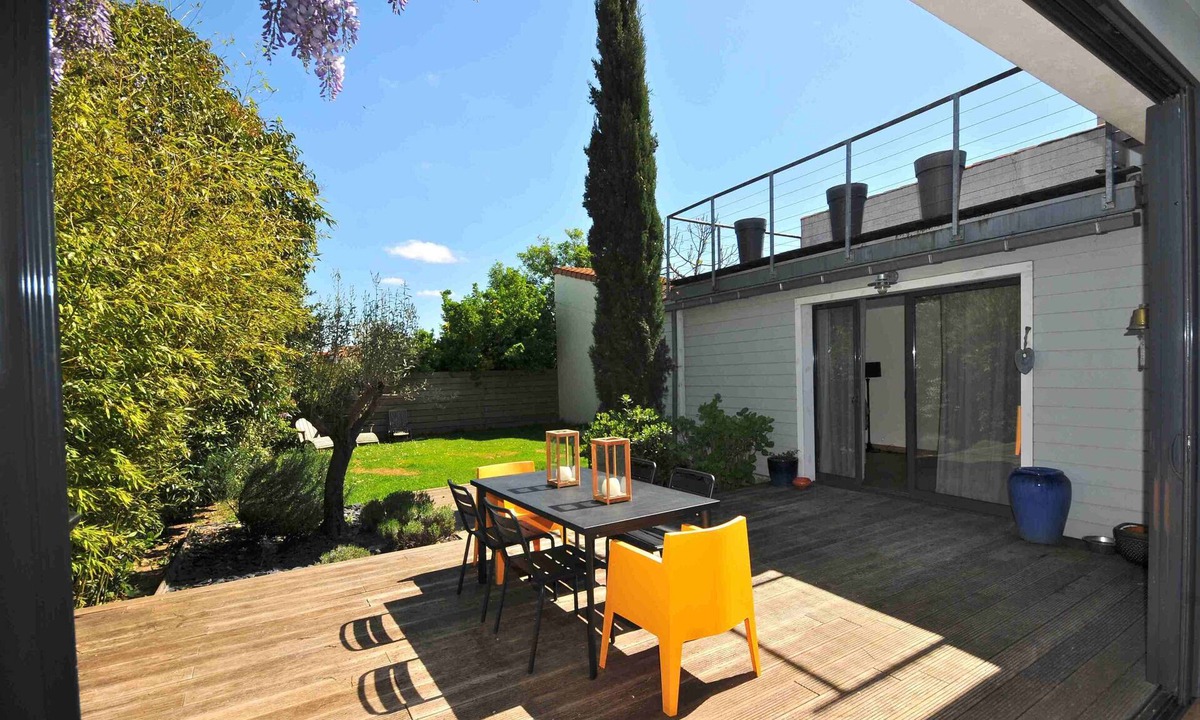 La Rochelle Villa | La Rochelle House, summer swimming pool, quiet residential area near downtown