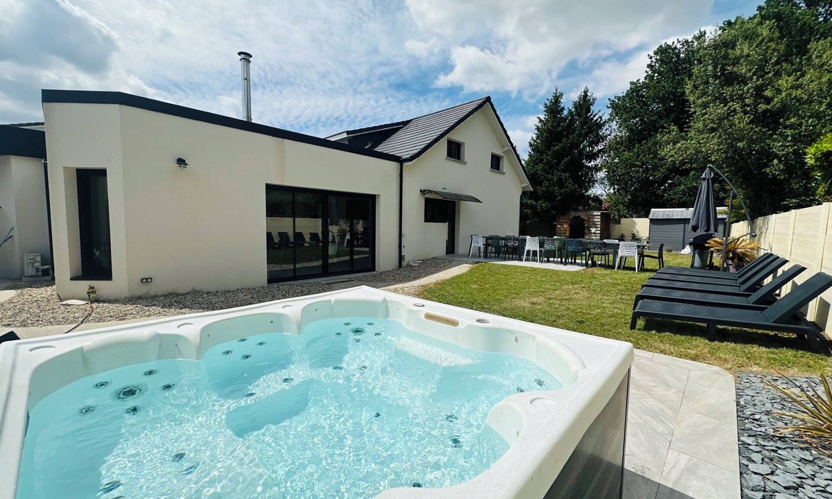 Villenave-d'Ornon House | Large 10-bedroom house - Jacuzzi - Garden - Near Bordeaux & Tram