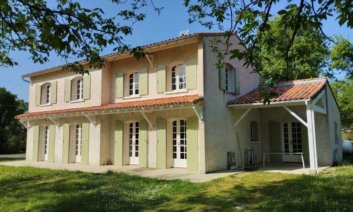 Montpellier de Medillan House | Large chic country-style house, near Royan, swimming pool, quiet location, large grounds.
