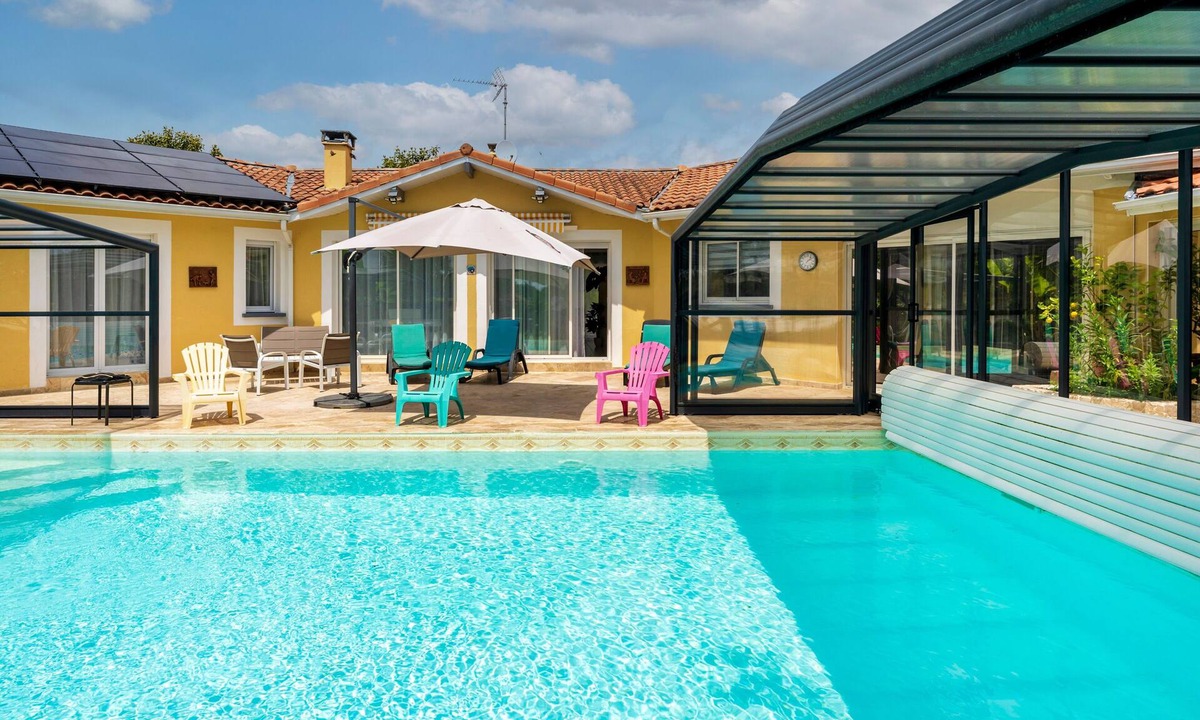 Clermont House | Large Family Villa with Private Heated Pool in Landes